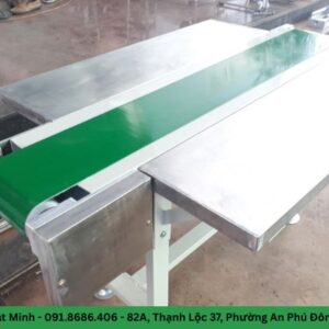 Băng tải có bàn thao tác